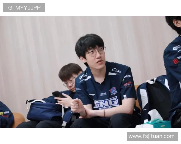 DOTA2社区热议LNG选手个人能力引发的争议与讨论